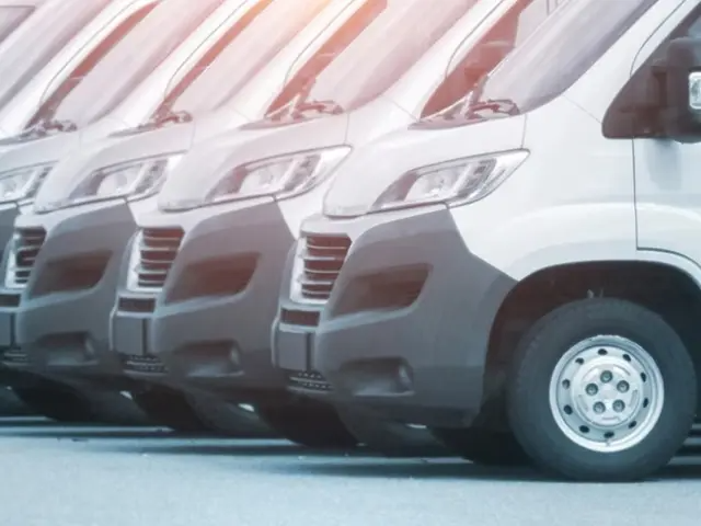 Una larga fila de vanes blancas de pasajeros.